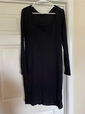 Long-Sleeve Ribbed Scoop Dress -Black